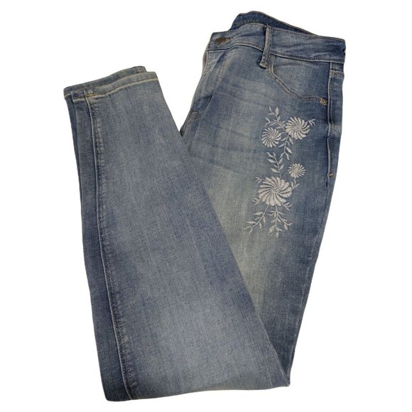 Womens Old Navy Rockstar Mid-Rise Distressed Embroidered Floral Capri Jeans Sz 6 - Picture 2 of 14